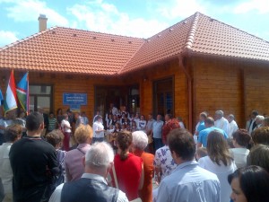 Új tanintézmény Atyhában székely fából