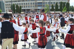 Ezren ropták a táncot a Csűrdöngölőn