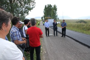 Elkezdték az egybefüggő aszfaltréteg leterítését a megyei utakon
