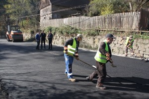Hétvégéig elkészülnek a 132-es út teljes szakaszának aszfaltozásával