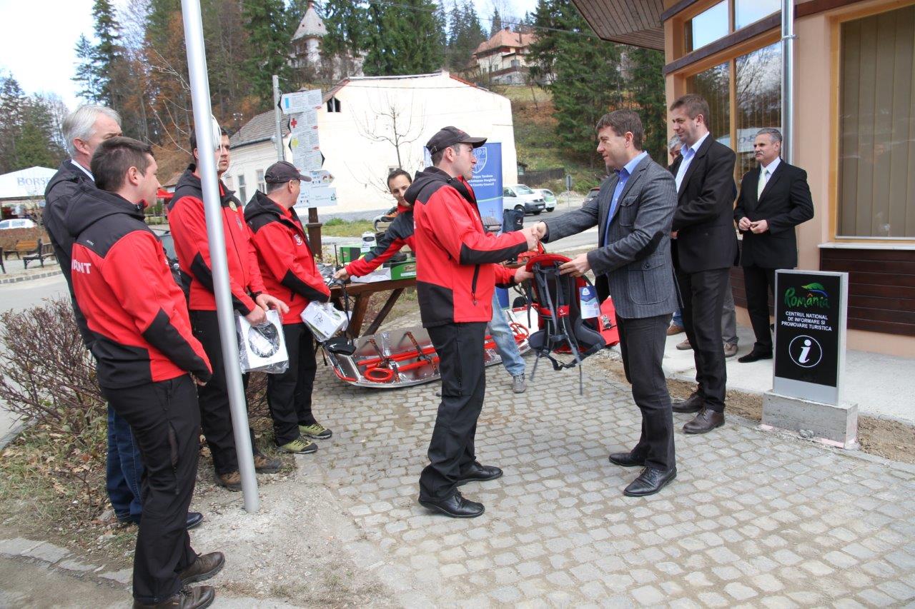 Információs irodát, turista és bicikliutakat, hegyimentő felszereléseket adtak át