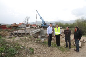 Elhelyezték a betonelemeket a csicsói Olt-hídnál