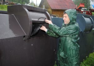 Megérkeztek Tusnádfürdőre a medvebiztos szemeteskonténerek