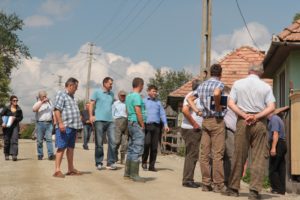 Dolgoznak az atyhai úton