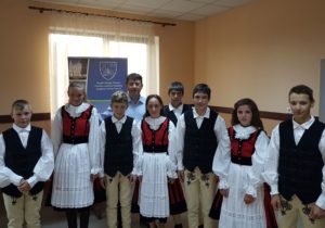 Népviseletek a csíkvacsárcsi fiataloknak