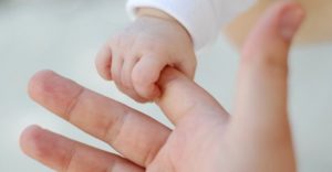 Segítséget nyújt az RMDSZ Csíki Területi Szervezete az anyasági támogatás és a babakötvény igénylésében