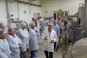 A hamarosan induló gyimesközéploki tejfeldolgozót látogatták meg a térségi elöljárók