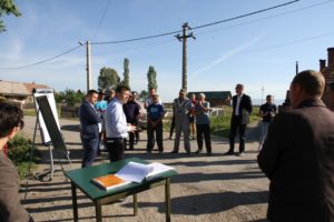 Dolgoznak a munkagépek Gyergyóújfalu és Vasláb között