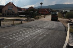Aszfaltoznak a csicsói Olt-hídon