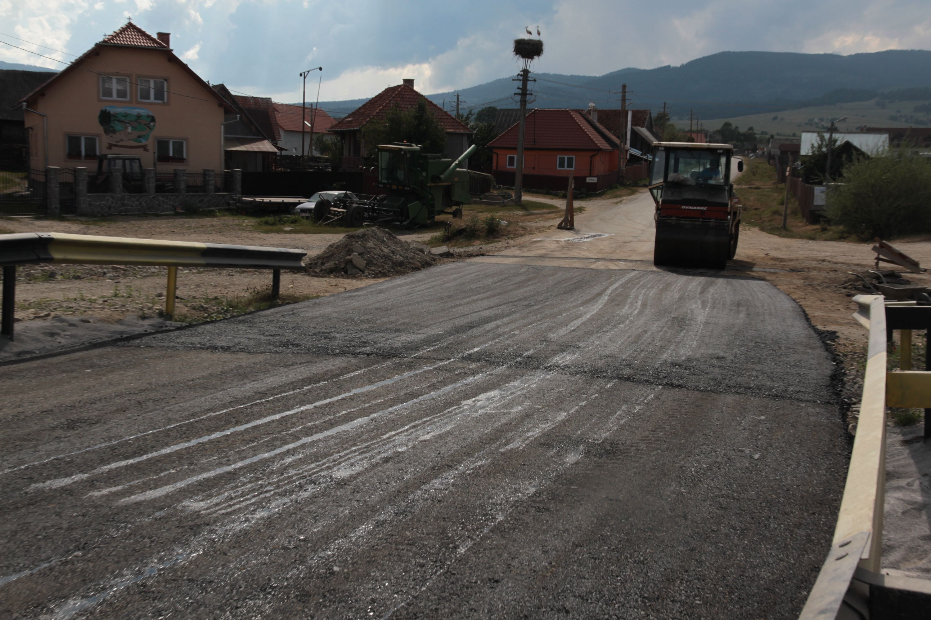 Aszfaltoznak a csicsói Olt-hídon