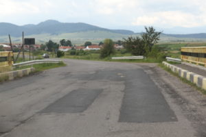 A hosszanti útjelzés újra festése szükséges a Csíkszentkirály és Tusnád közötti megyei úton