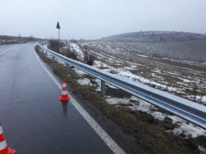 Szalagkorláttal erősítik a forgalombiztonságot
