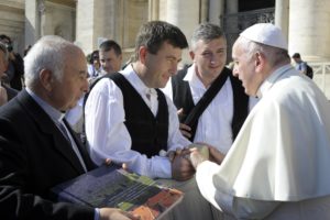 Hivatalos: Csíksomlyóra látogat Ferenc pápa