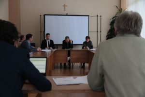 Kormányprogramot a megyéket összekötő utak építésére!