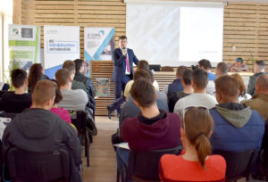 Itthon is van jövő