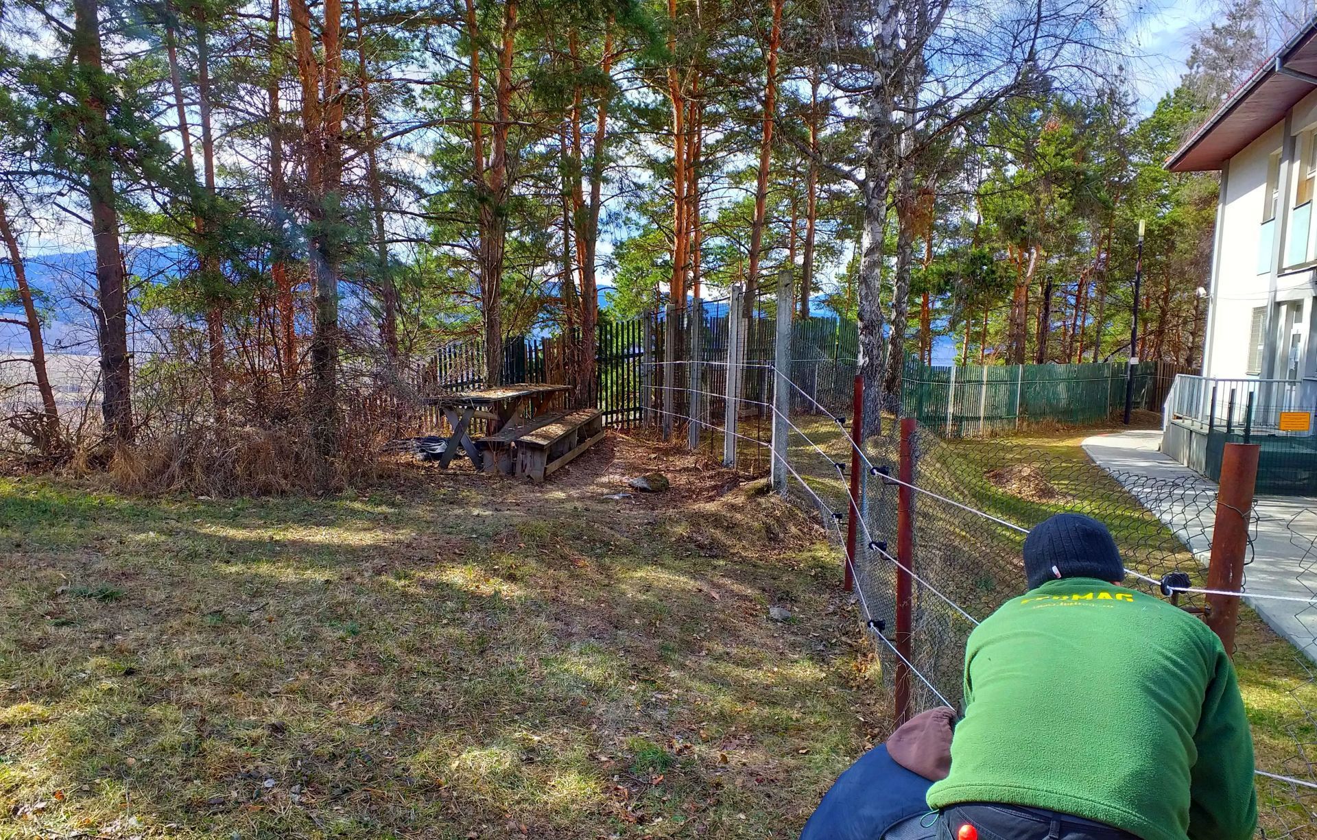 Villanypásztort szereltek a Csíkszeredai Megyei Sürgősségi Kórház köré