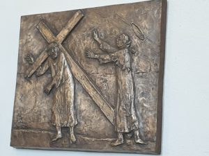 Felszentelték a bronz dombormű keresztutat a zsögödi templomban