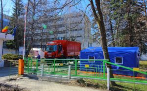 Tájékoztató a kórházak udvarán felállított sátrakról