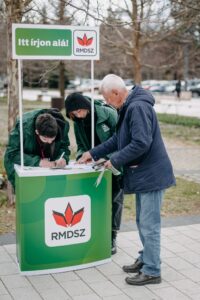 Csíkszeredában zajlik az aláírásgyűjtés az európai parlamenti és önkormányzati választásokra