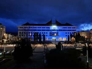 ?Kéken ragyog a megyeháza!