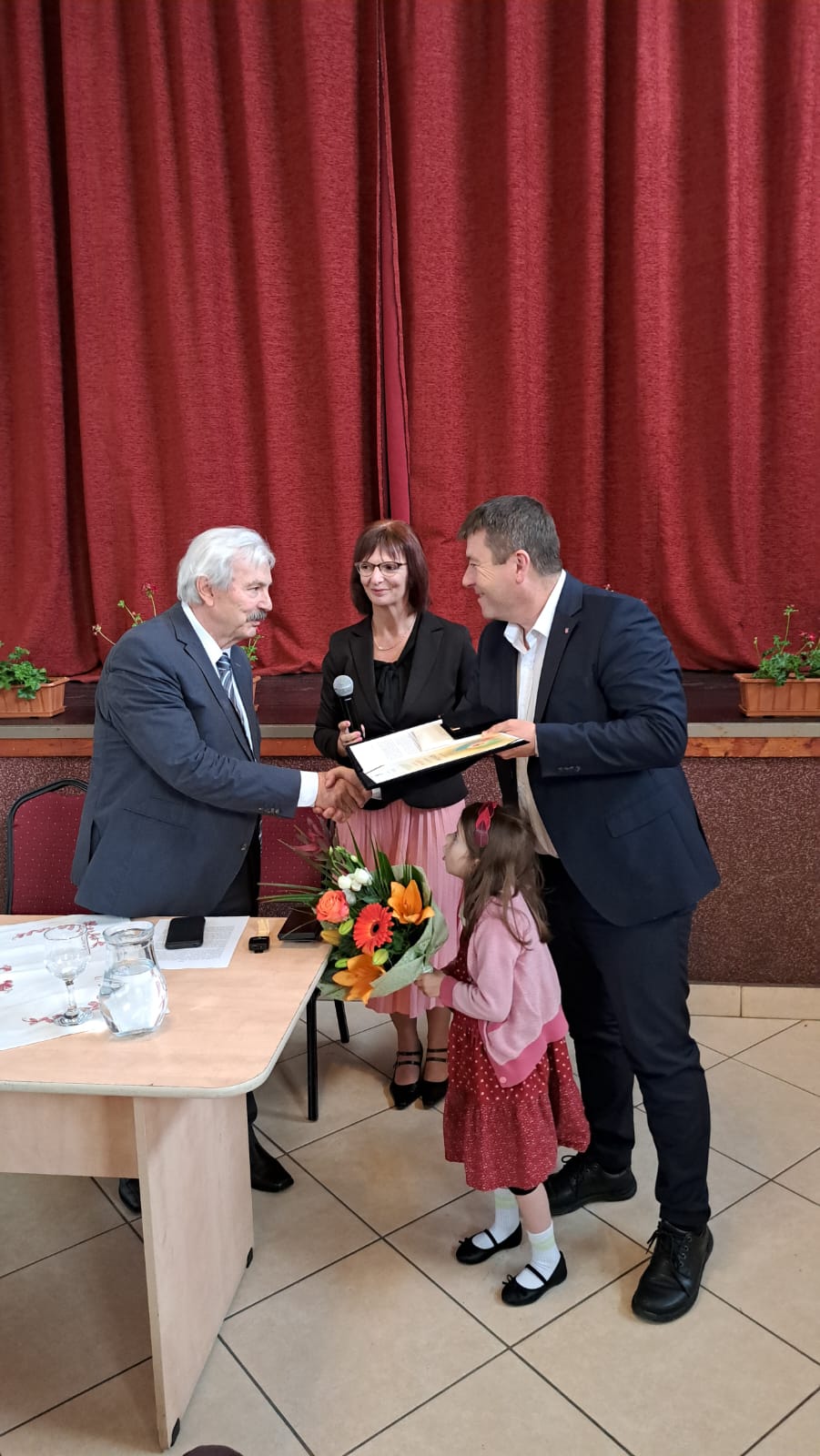 Amikor az elhivatottság komoly szakmai tudással társul!-Dr. Bárth Jánost, a neves néprajzkutatót és történészt Dr. Bárth Jánost, a neves néprajzkutatót és történészt díjaztuk