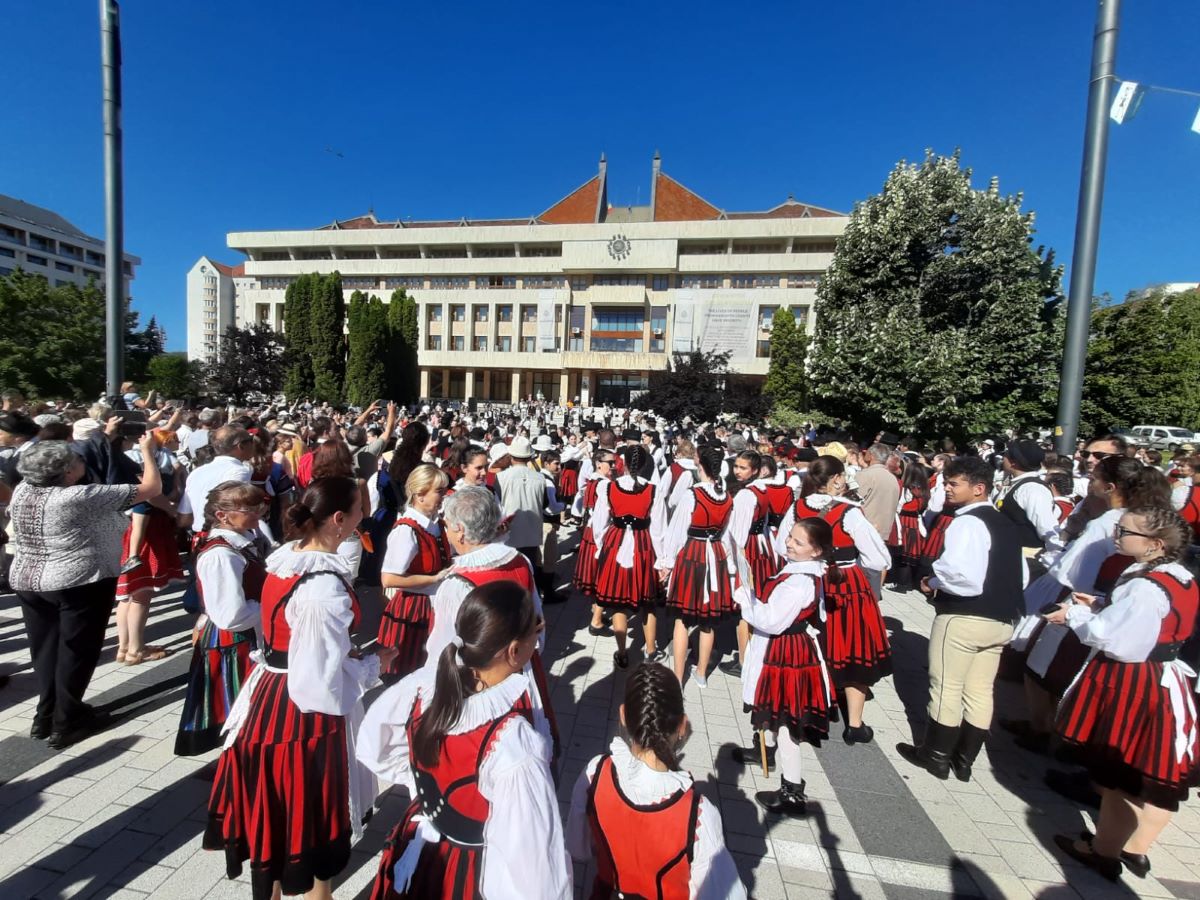 Újra megtelt Csíkszereda központja szebbnél szebb székely leányokkal!