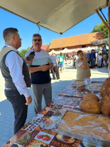 Hétfő a vásári nap Csíkszentdomokoson az új piactéren