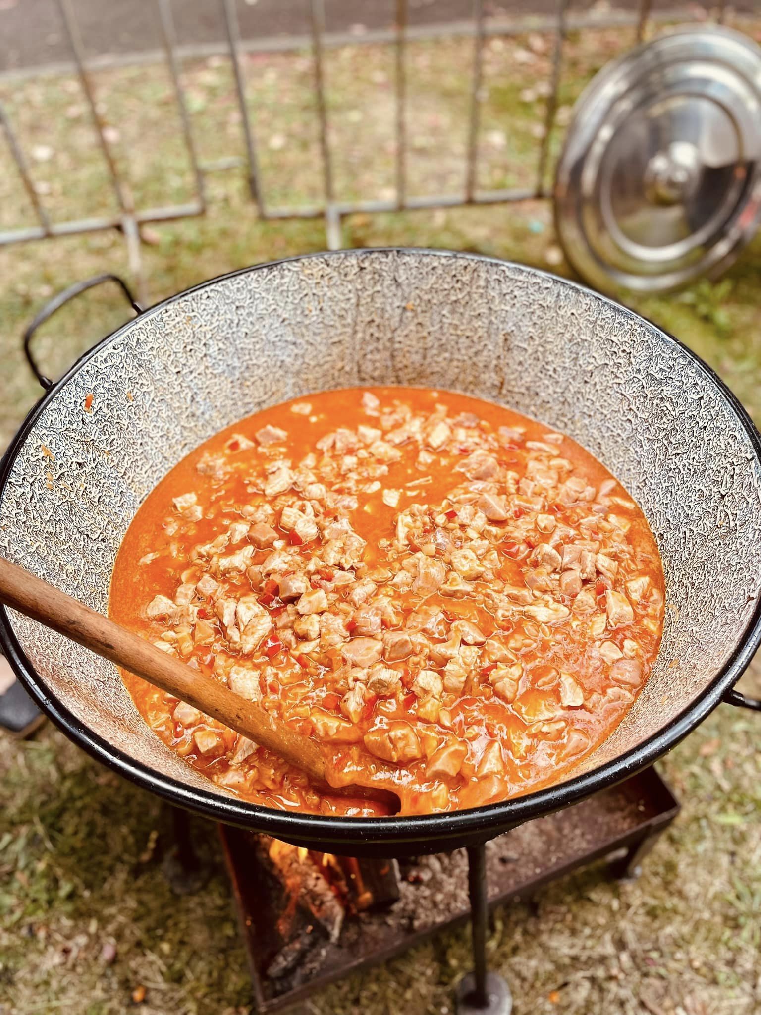 Forró már minden bogrács a csíkszeredai központi parkban