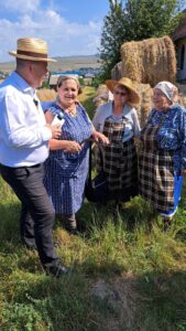 Szalmakalap a fejen és sarló, kasza a kézben-Kézi aratás Csíkszentkirályon