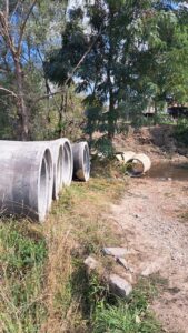 Leszállították a betongyűrűket Korondra a Sórét utcai hídhoz