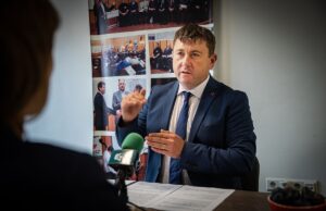 Két ív kitöltésére kérem Önöket!
