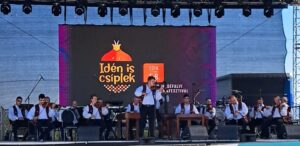 Erdélyben egyedülálló a Csíkmadarasi Népi Zenekar!