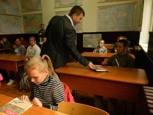 Borszéken is kézbe vették a diákok A székelység története tankönyvet
